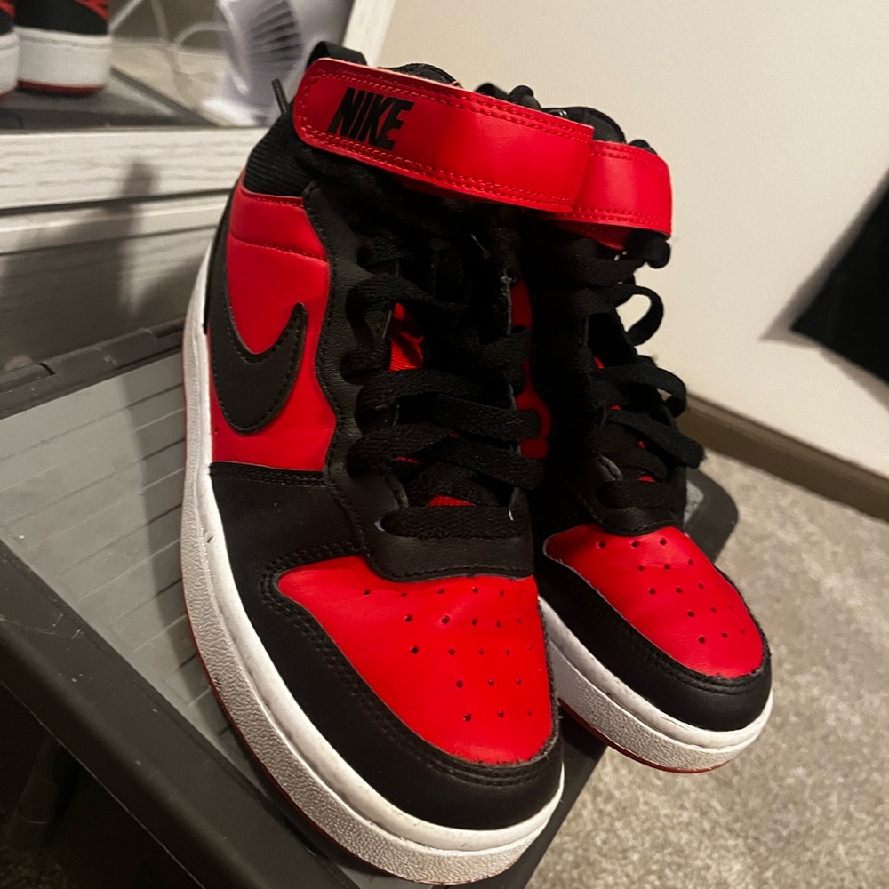 Nike kids size 4.5 court bourough mid 2 bg